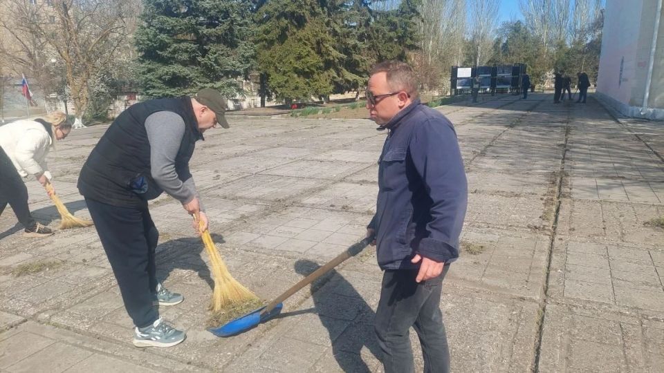 Александр Дудка: Сотрудники Скадовского ЦКД навели порядок на территории Александр Дудка: Сотрудники Скадовского ЦКД навели порядок на территории