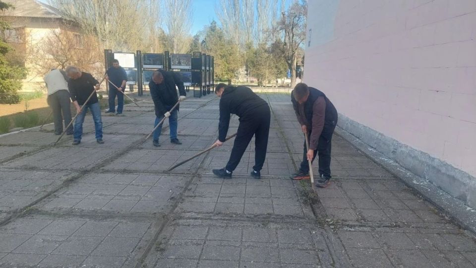Александр Дудка: Сотрудники Скадовского ЦКД навели порядок на территории Александр Дудка: Сотрудники Скадовского ЦКД навели порядок на территории
