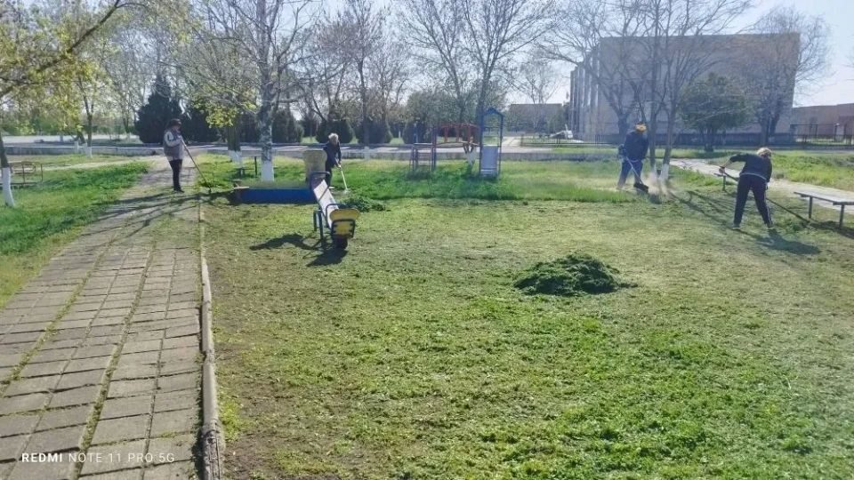 В населенных пунктах Новотроицкого муниципального округа сотрудники домов культуры провели субботники В населенных пунктах Новотроицкого муниципального округа сотрудники домов культуры провели субботники