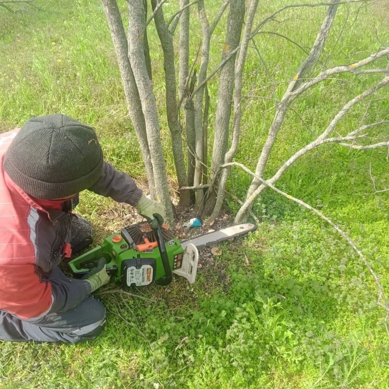 Красноперекопские коммунальщики наводят порядок к майским праздникам Красноперекопские коммунальщики наводят порядок к майским праздникам