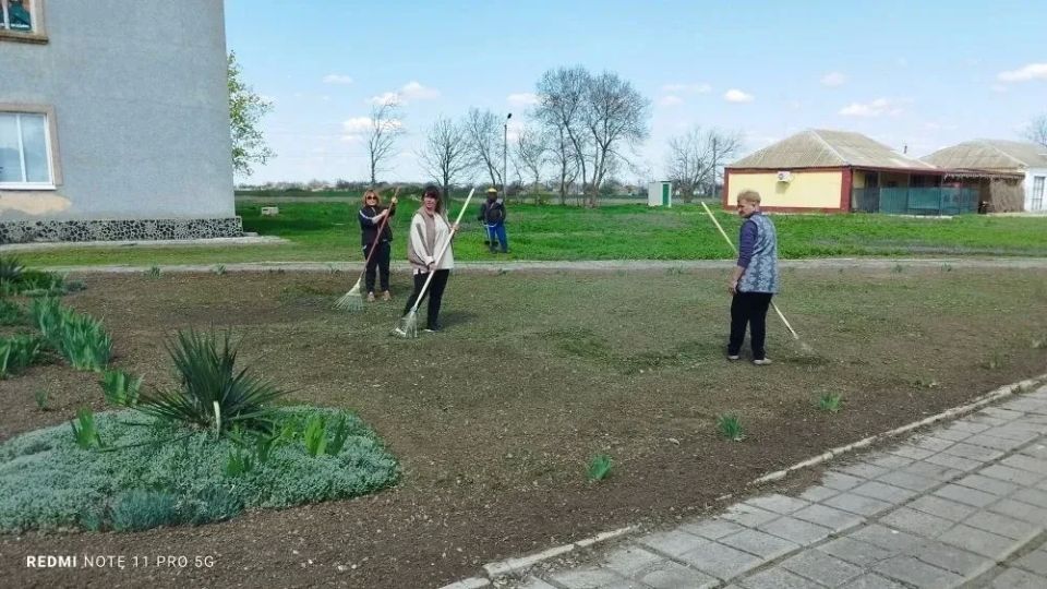В населенных пунктах Новотроицкого муниципального округа сотрудники домов культуры провели субботники В населенных пунктах Новотроицкого муниципального округа сотрудники домов культуры провели субботники
