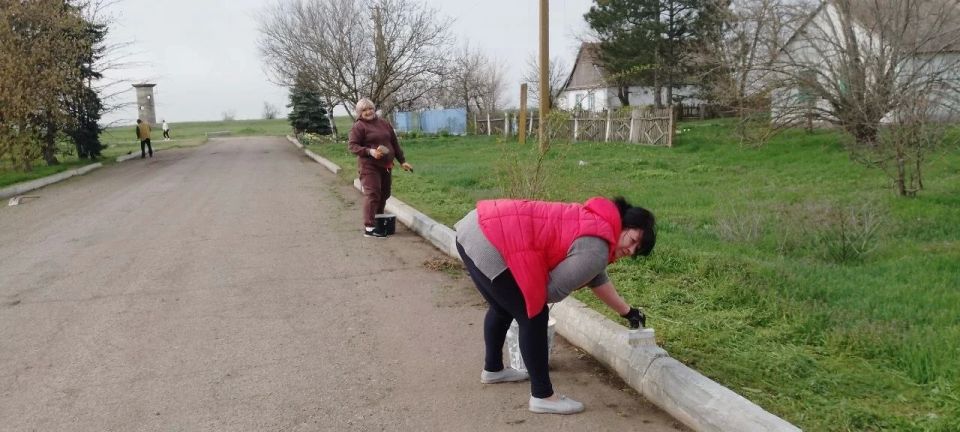Красноперекопские коммунальщики наводят порядок к майским праздникам Красноперекопские коммунальщики наводят порядок к майским праздникам