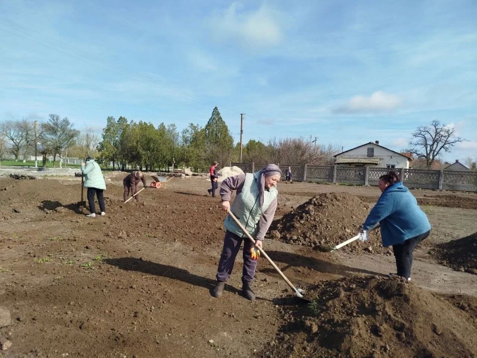 Красноперекопские коммунальщики наводят порядок к майским праздникам Красноперекопские коммунальщики наводят порядок к майским праздникам