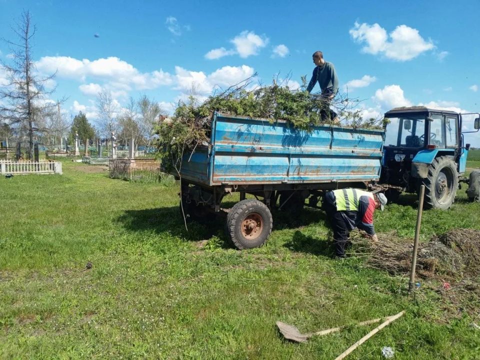 Красноперекопские коммунальщики наводят порядок к майским праздникам Красноперекопские коммунальщики наводят порядок к майским праздникам