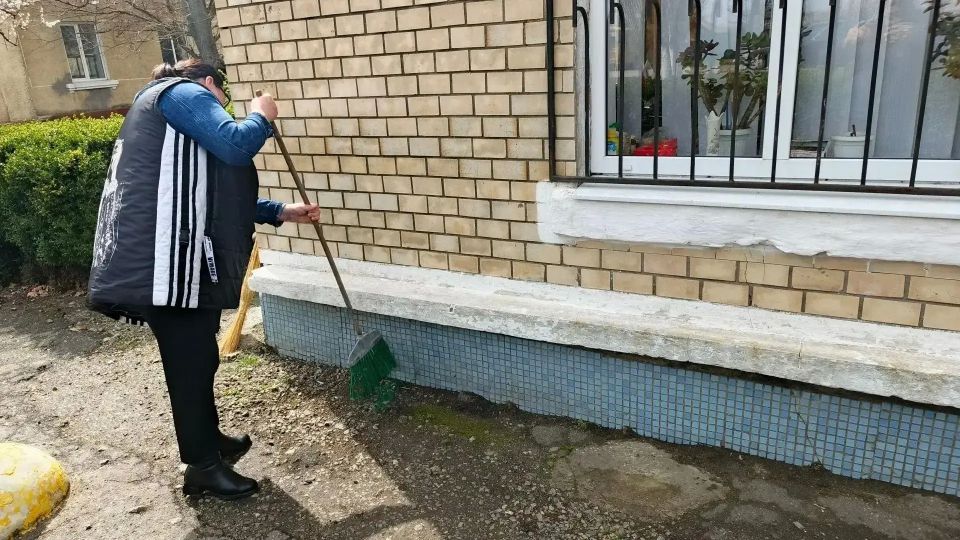 Весеннее преображение Новоалексеевки: сотрудники администрации вышли на субботник Весеннее преображение Новоалексеевки: сотрудники администрации вышли на субботник