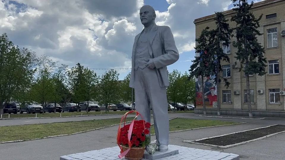 Рамиль Замалетдинов: Сегодня мы отмечаем 156-ю годовщину со дня рождения основателя первого в мире социалистического государства, вождя мирового пролетариата и гениального мыслителя — Владимира Ильича Ленина Рамиль Замалетдинов: Сегодня мы отмечаем 156-ю годовщину со дня рождения основателя первого в мире социалистического государства, вождя мирового пролетариата и гениального мыслителя — Владимира Ильича Ленина