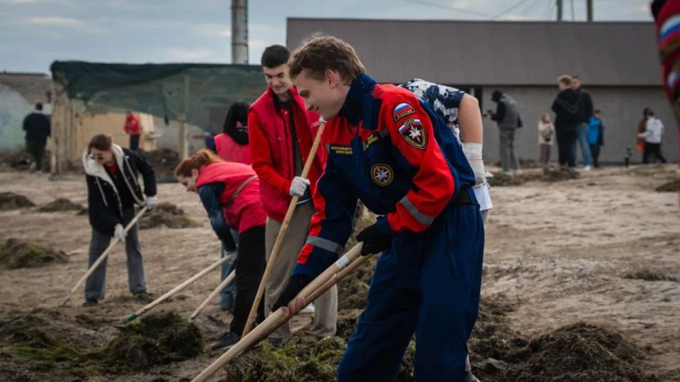 Владимир Сальдо поздравил Всероссийский студенческий корпус спасателей с 25-летием Владимир Сальдо поздравил Всероссийский студенческий корпус спасателей с 25-летием