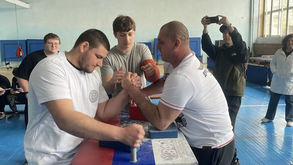 Открытый турнир по армрестлингу в Скадовске Открытый турнир по армрестлингу в Скадовске