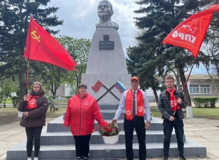 Коммунисты Каланчакского округа почтили память В.И. Ленина Коммунисты Каланчакского округа почтили память В.И. Ленина