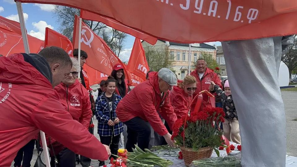 Рамиль Замалетдинов: Сегодня мы отмечаем 156-ю годовщину со дня рождения основателя первого в мире социалистического государства, вождя мирового пролетариата и гениального мыслителя — Владимира Ильича Ленина Рамиль Замалетдинов: Сегодня мы отмечаем 156-ю годовщину со дня рождения основателя первого в мире социалистического государства, вождя мирового пролетариата и гениального мыслителя — Владимира Ильича Ленина