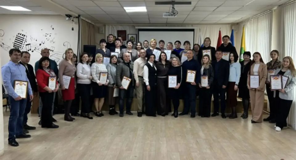 Сегодня в пгт. Чаплинка в Доме культуры прошло торжественное мероприятие, посвященное Дню местного самоуправления Сегодня в пгт. Чаплинка в Доме культуры прошло торжественное мероприятие, посвященное Дню местного самоуправления