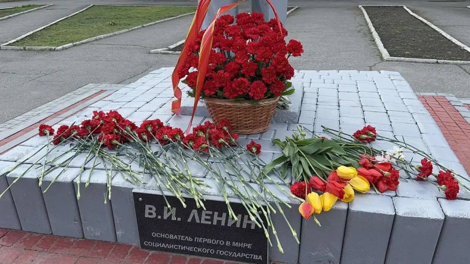 Рамиль Замалетдинов: Сегодня мы отмечаем 156-ю годовщину со дня рождения основателя первого в мире социалистического государства, вождя мирового пролетариата и гениального мыслителя — Владимира Ильича Ленина Рамиль Замалетдинов: Сегодня мы отмечаем 156-ю годовщину со дня рождения основателя первого в мире социалистического государства, вождя мирового пролетариата и гениального мыслителя — Владимира Ильича Ленина