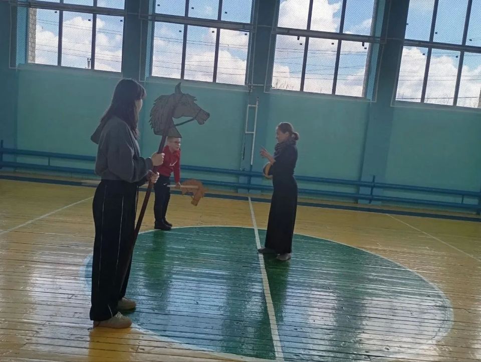 Цирковое приключение. В филиале №1 Культурно-досугового центра Великолепетихского округа прошла конкурсно-игровая программа «Цирковой экспресс» к Международному дню цирка в рамках которой дети выступили в роли артистов Цирковое приключение. В филиале №1 Культурно-досугового центра Великолепетихского округа прошла конкурсно-игровая программа «Цирковой экспресс» к Международному дню цирка в рамках которой дети выступили в роли артистов
