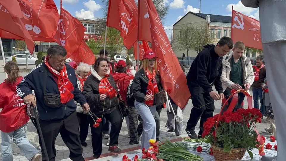 Рамиль Замалетдинов: Сегодня мы отмечаем 156-ю годовщину со дня рождения основателя первого в мире социалистического государства, вождя мирового пролетариата и гениального мыслителя — Владимира Ильича Ленина Рамиль Замалетдинов: Сегодня мы отмечаем 156-ю годовщину со дня рождения основателя первого в мире социалистического государства, вождя мирового пролетариата и гениального мыслителя — Владимира Ильича Ленина