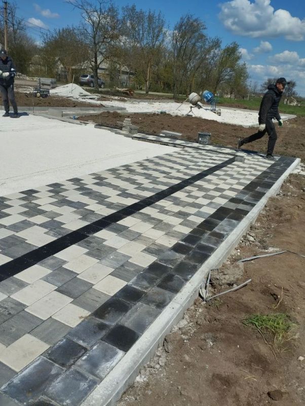 В Азовском полным ходом идёт строительство детской площадки и зоны отдыха В Азовском полным ходом идёт строительство детской площадки и зоны отдыха