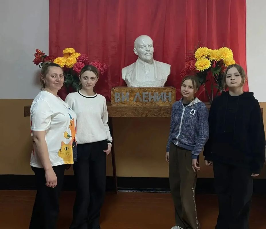 «Не только вождь, но и человек» «Не только вождь, но и человек»