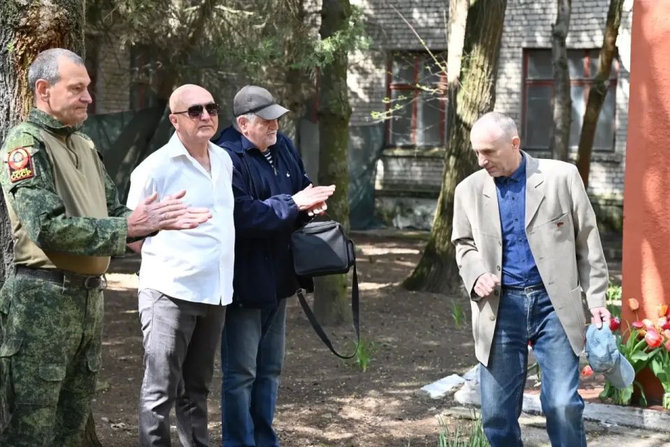 Сотрудники природного парка «Джарылгач» почтили память В.И. Ленина на кануне 156-летия со дня рождения Сотрудники природного парка «Джарылгач» почтили память В.И. Ленина на кануне 156-летия со дня рождения