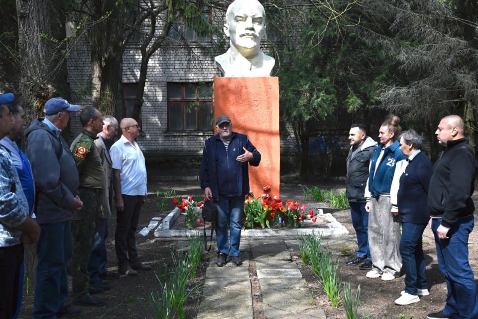 В Скадовске почтили память Ленина в 156-ю годовщину со дня его рождения В Скадовске почтили память Ленина в 156-ю годовщину со дня его рождения