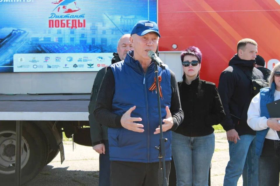 В Херсонской области прошёл первый «Автопробег Победы»: 30 машин проехали по региону с красными знамёнами В Херсонской области прошёл первый «Автопробег Победы»: 30 машин проехали по региону с красными знамёнами