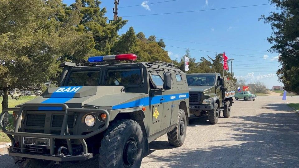 В Херсонской области прошёл первый «Автопробег Победы»: 30 машин проехали по региону с красными знамёнами В Херсонской области прошёл первый «Автопробег Победы»: 30 машин проехали по региону с красными знамёнами