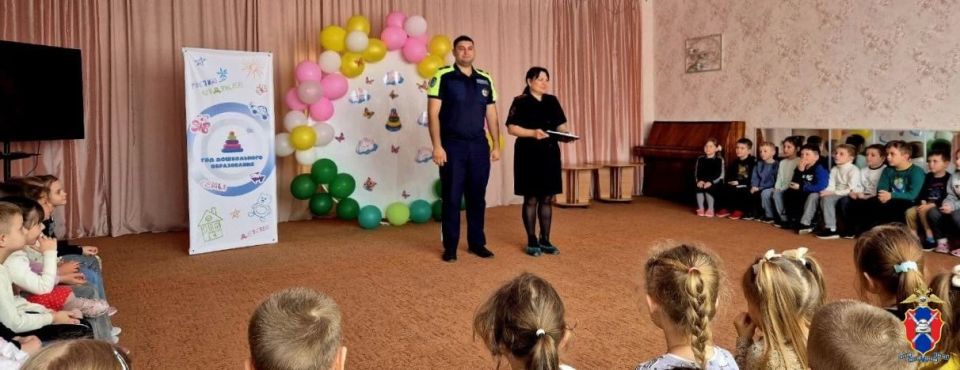 В Геническом округе сотрудники Госавтоинспекции провели для воспитанников детсада "Колосок" игровое занятие по ПДД В Геническом округе сотрудники Госавтоинспекции провели для воспитанников детсада "Колосок" игровое занятие по ПДД