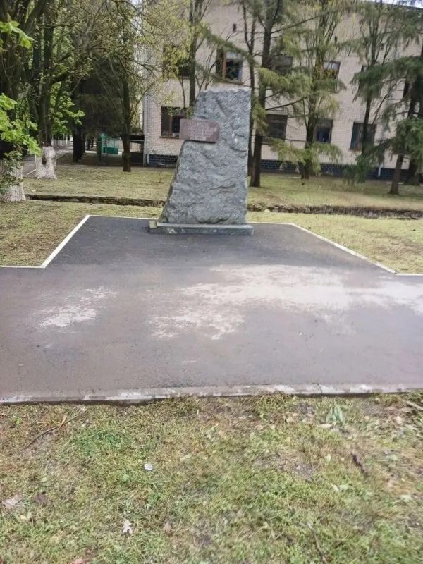 Забота о культурном наследии: в Чаплинском муниципальном округе продолжается благоустройство памятников Забота о культурном наследии: в Чаплинском муниципальном округе продолжается благоустройство памятников