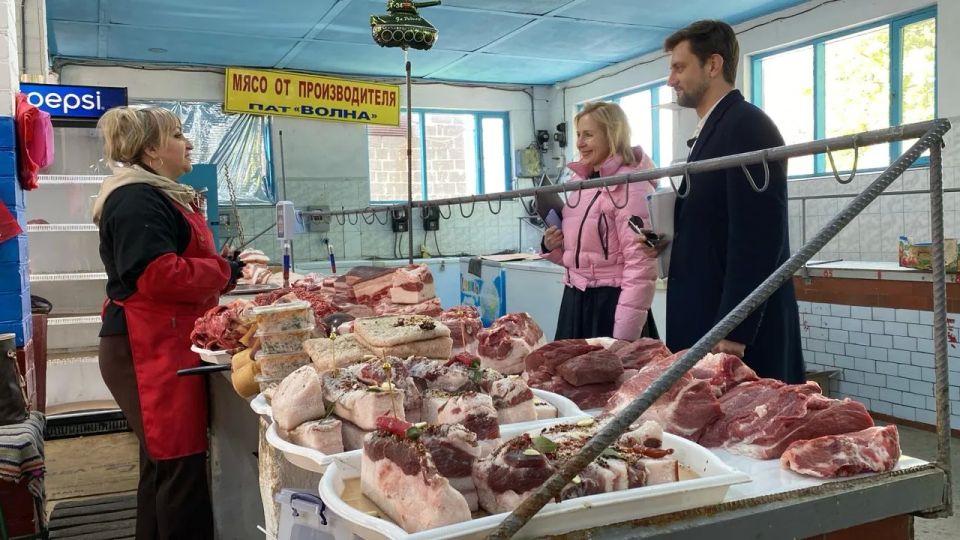 "Единая Россия" и Минпромторг Херсонской области проверили цены на социально значимые товары в новом супермаркете и на рынке Геническа "Единая Россия" и Минпромторг Херсонской области проверили цены на социально значимые товары в новом супермаркете и на рынке Геническа