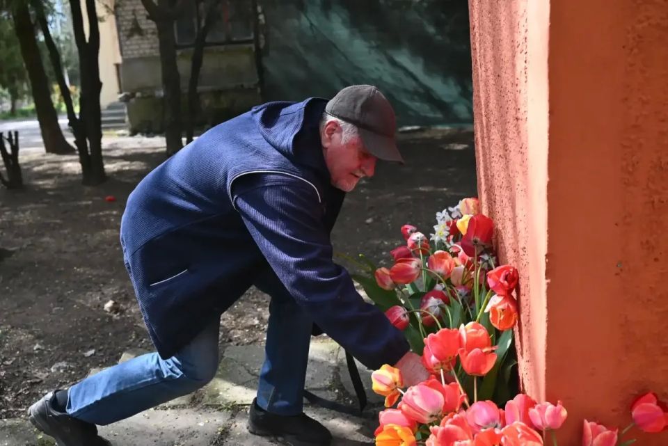 Сотрудники природного парка «Джарылгач» почтили память В.И. Ленина на кануне 156-летия со дня рождения Сотрудники природного парка «Джарылгач» почтили память В.И. Ленина на кануне 156-летия со дня рождения
