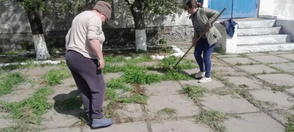 В селе Дружбовка сегодня, 23 апреля, с самого утра кипела работа! Жители вышли на субботник, чтобы облагородить памятники В селе Дружбовка сегодня, 23 апреля, с самого утра кипела работа! Жители вышли на субботник, чтобы облагородить памятники