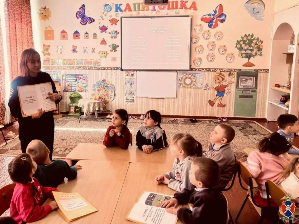 В Чаплынском округе Херсонской области сотрудники Госавтоинспекции провели занятия с детсадовцами В Чаплынском округе Херсонской области сотрудники Госавтоинспекции провели занятия с детсадовцами