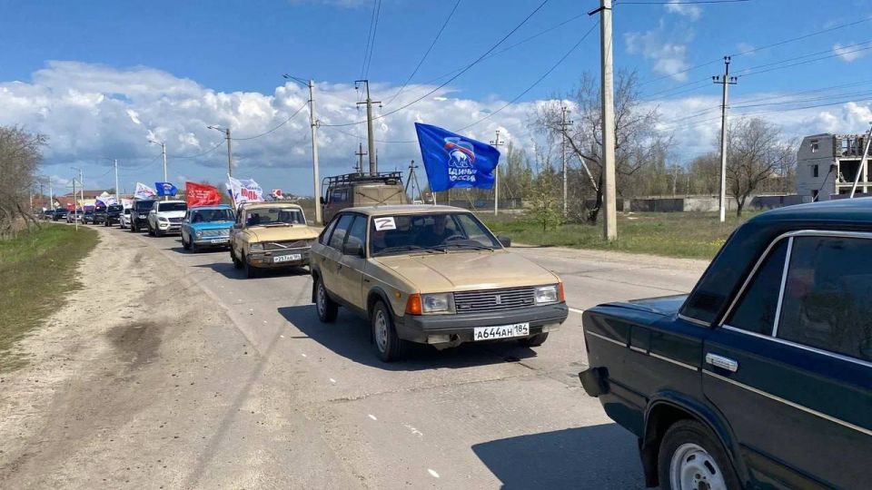 В Херсонской области прошёл первый «Автопробег Победы»: 30 машин проехали по региону с красными знамёнами В Херсонской области прошёл первый «Автопробег Победы»: 30 машин проехали по региону с красными знамёнами