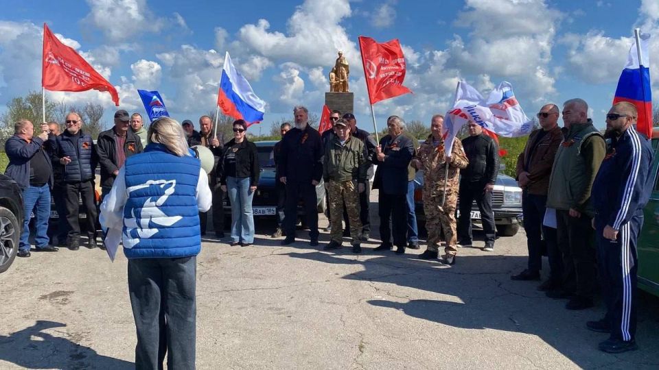 В Херсонской области прошёл первый «Автопробег Победы»: 30 машин проехали по региону с красными знамёнами В Херсонской области прошёл первый «Автопробег Победы»: 30 машин проехали по региону с красными знамёнами