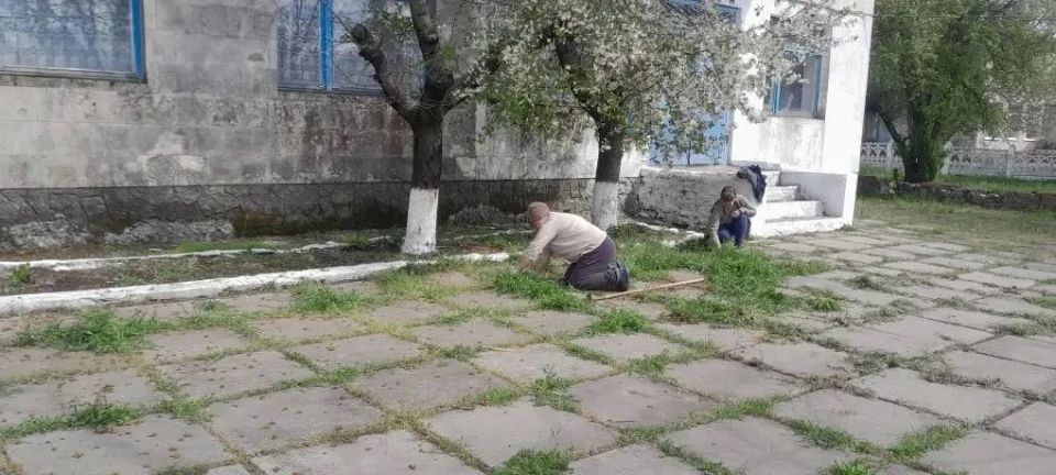 В селе Дружбовка сегодня, 23 апреля, с самого утра кипела работа! Жители вышли на субботник, чтобы облагородить памятники В селе Дружбовка сегодня, 23 апреля, с самого утра кипела работа! Жители вышли на субботник, чтобы облагородить памятники