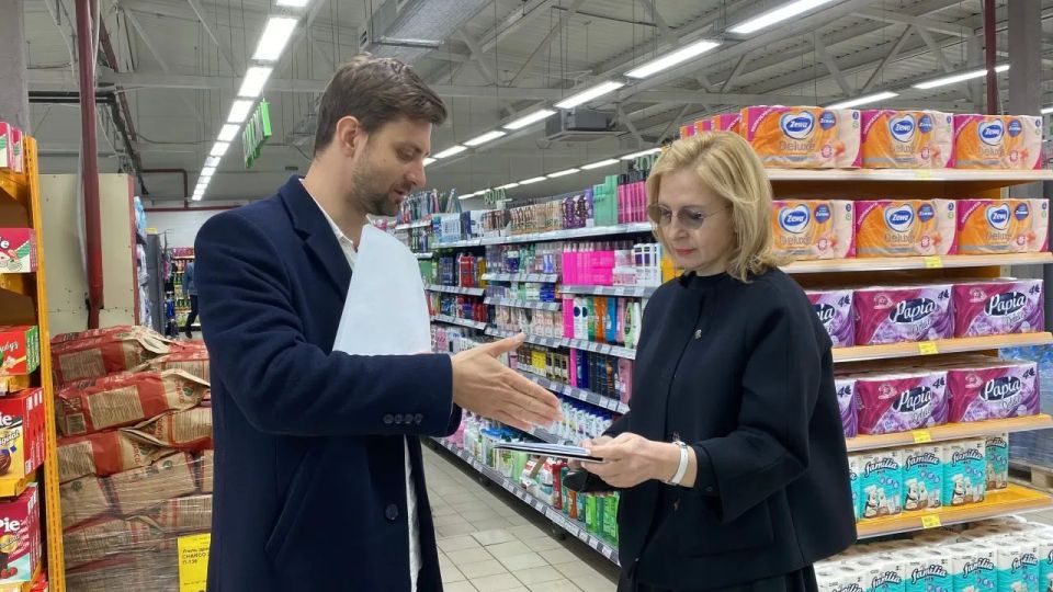 Владимир Сальдо: Народный контроль «Единой России» проверил цены на социально значимые товары в новом сетевом магазине и на рынке Геническа Владимир Сальдо: Народный контроль «Единой России» проверил цены на социально значимые товары в новом сетевом магазине и на рынке Геническа