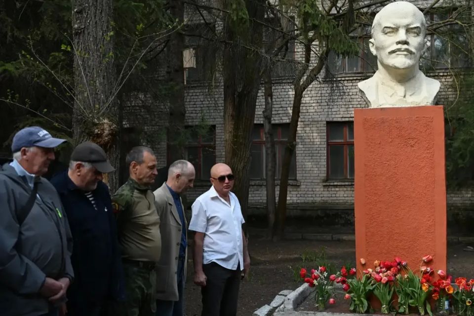 Сотрудники природного парка «Джарылгач» почтили память В.И. Ленина на кануне 156-летия со дня рождения Сотрудники природного парка «Джарылгач» почтили память В.И. Ленина на кануне 156-летия со дня рождения