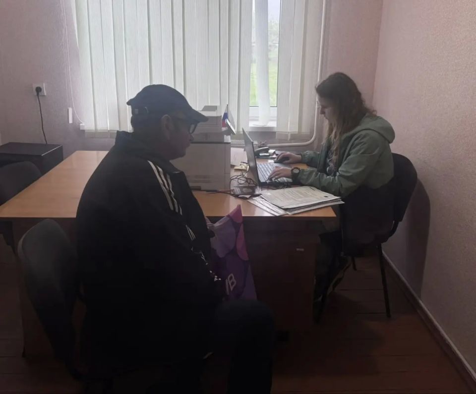 Специалисты отдела выездного обслуживания МФЦ помогли оформить необходимые документы жителям села Дмитровка Специалисты отдела выездного обслуживания МФЦ помогли оформить необходимые документы жителям села Дмитровка