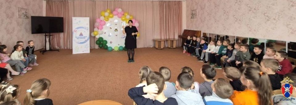 В Геническом округе сотрудники Госавтоинспекции провели для воспитанников детсада "Колосок" игровое занятие по ПДД В Геническом округе сотрудники Госавтоинспекции провели для воспитанников детсада "Колосок" игровое занятие по ПДД