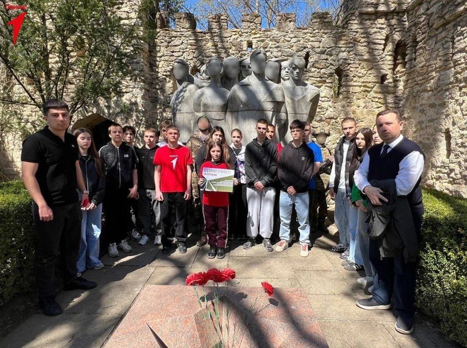 Первые Асканийской школы почтили память жертв геноцида советского народа Первые Асканийской школы почтили память жертв геноцида советского народа