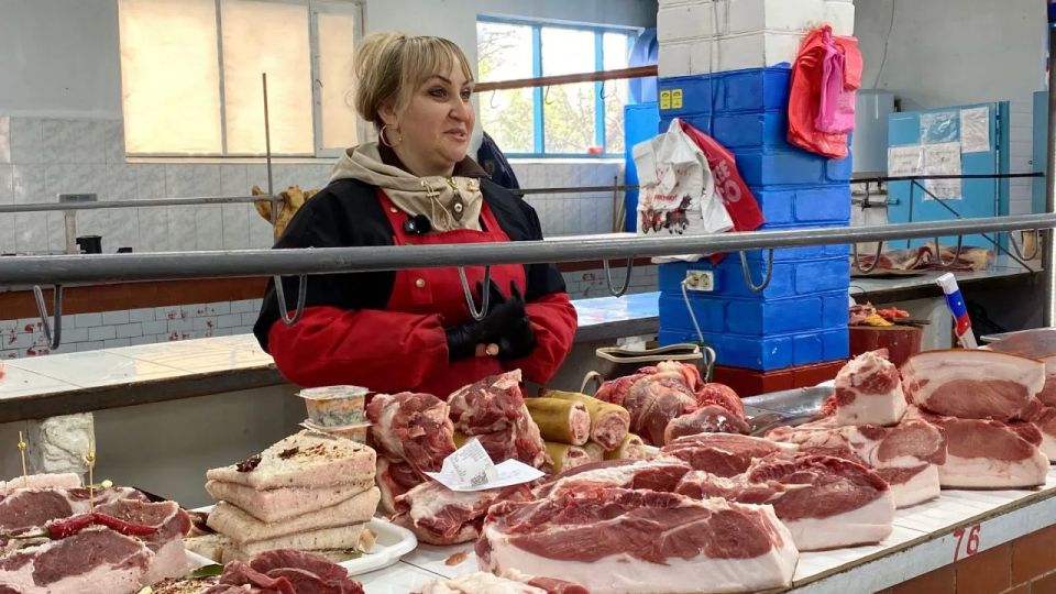 Владимир Сальдо: Народный контроль «Единой России» проверил цены на социально значимые товары в новом сетевом магазине и на рынке Геническа Владимир Сальдо: Народный контроль «Единой России» проверил цены на социально значимые товары в новом сетевом магазине и на рынке Геническа