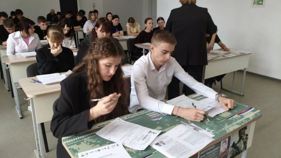 «Единая Россия» провела «Диктант Победы» в Чаплинской школе № 1 «Единая Россия» провела «Диктант Победы» в Чаплинской школе № 1