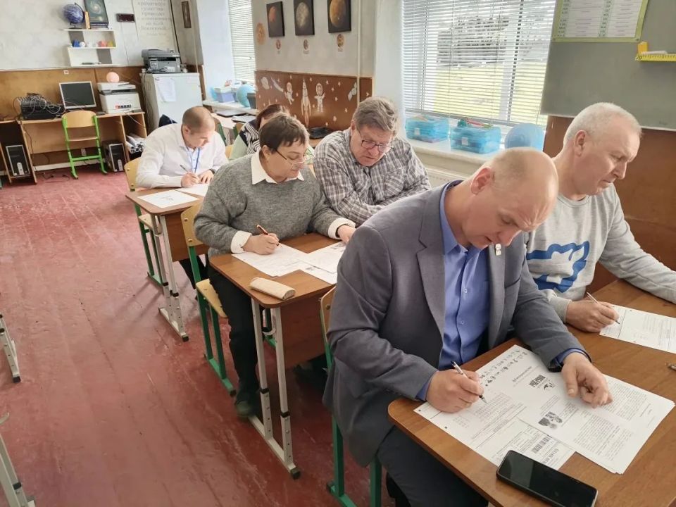 Депутаты партии «Единая Россия» и сотрудники администрации Голопристанского района приняли участие в акции «Диктант Победы» — многие подключились онлайн Депутаты партии «Единая Россия» и сотрудники администрации Голопристанского района приняли участие в акции «Диктант Победы» — многие подключились онлайн