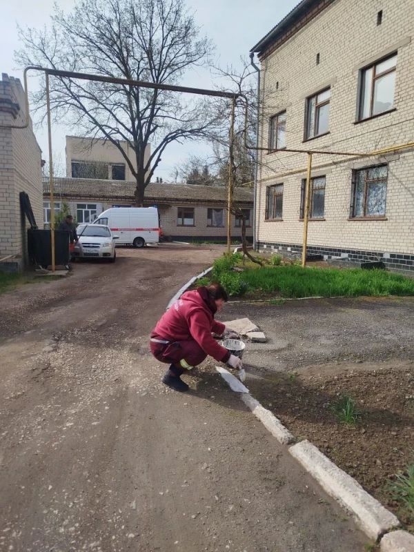 Сотрудники Областного территориального центра экстренной медицинской помощи и медицины катастроф доказали: спасать жизни — это их призвание, а наводить порядок — добрая традиция Сотрудники Областного территориального центра экстренной медицинской помощи и медицины катастроф доказали: спасать жизни — это их призвание, а наводить порядок — добрая традиция