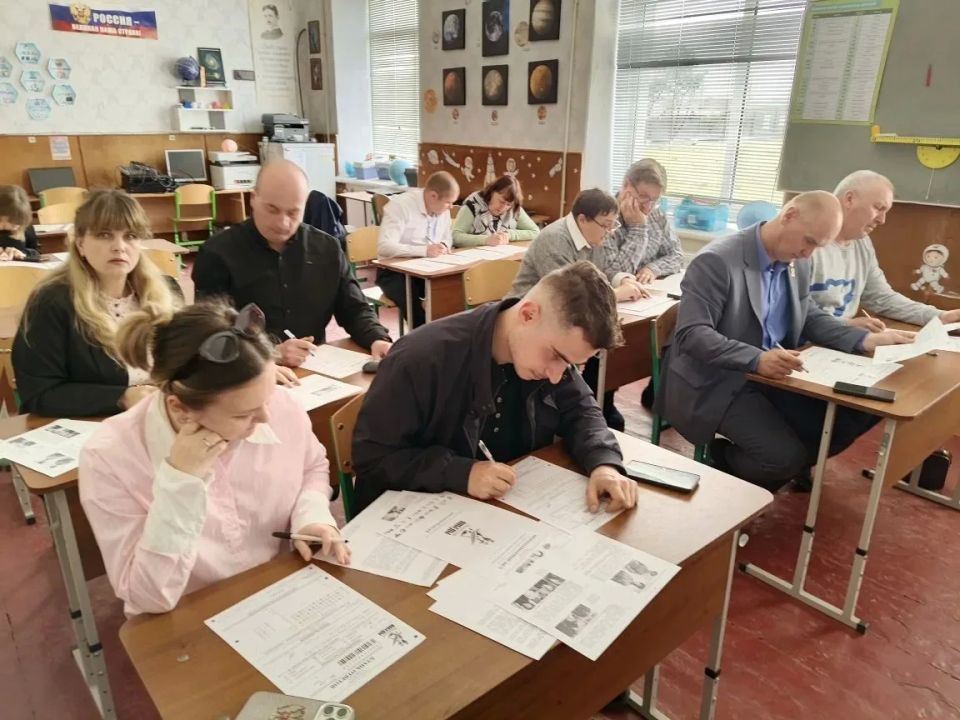 Депутаты партии «Единая Россия» и сотрудники администрации Голопристанского района приняли участие в акции «Диктант Победы» — многие подключились онлайн Депутаты партии «Единая Россия» и сотрудники администрации Голопристанского района приняли участие в акции «Диктант Победы» — многие подключились онлайн