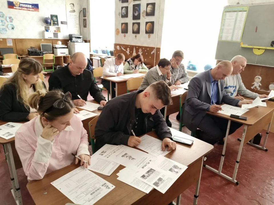 Депутаты партии «Единая Россия» и сотрудники администрации Голопристанского района приняли участие в акции «Диктант Победы» — многие подключились онлайн Депутаты партии «Единая Россия» и сотрудники администрации Голопристанского района приняли участие в акции «Диктант Победы» — многие подключились онлайн