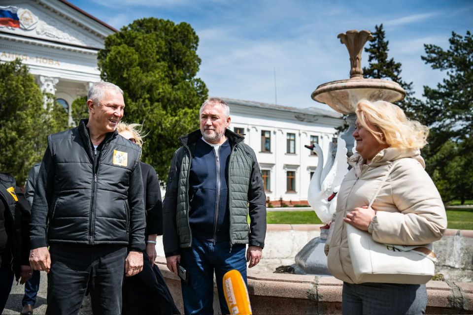 Владимир Сальдо: С Константином Басюком и Еленой Дмитрук побывали в пгт Аскания-Нова Чаплинского округа, чтобы на месте разобраться с задачами, требующими первоочередного решения Владимир Сальдо: С Константином Басюком и Еленой Дмитрук побывали в пгт Аскания-Нова Чаплинского округа, чтобы на месте разобраться с задачами, требующими первоочередного решения