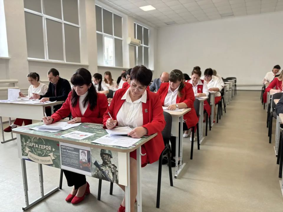 «Единая Россия» провела «Диктант Победы» в Чаплинской школе № 1 «Единая Россия» провела «Диктант Победы» в Чаплинской школе № 1
