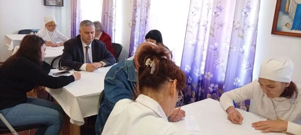 Подопечные и сотрудники Владимиро-Ильинского гериатрического пансионата первыми в Херсонской области написали "Диктант Победы" Подопечные и сотрудники Владимиро-Ильинского гериатрического пансионата первыми в Херсонской области написали "Диктант Победы"