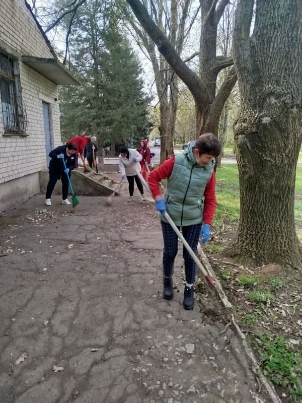 Сотрудники Областного территориального центра экстренной медицинской помощи и медицины катастроф доказали: спасать жизни — это их призвание, а наводить порядок — добрая традиция Сотрудники Областного территориального центра экстренной медицинской помощи и медицины катастроф доказали: спасать жизни — это их призвание, а наводить порядок — добрая традиция