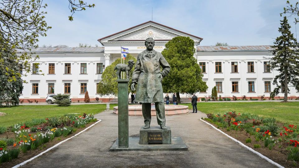 Владимир Сальдо: С Константином Басюком и Еленой Дмитрук побывали в пгт Аскания-Нова Чаплинского округа, чтобы на месте разобраться с задачами, требующими первоочередного решения Владимир Сальдо: С Константином Басюком и Еленой Дмитрук побывали в пгт Аскания-Нова Чаплинского округа, чтобы на месте разобраться с задачами, требующими первоочередного решения