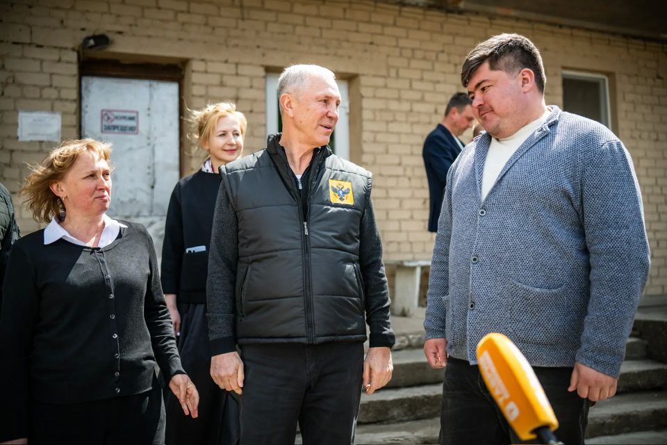 Владимир Сальдо: С Константином Басюком и Еленой Дмитрук побывали в пгт Аскания-Нова Чаплинского округа, чтобы на месте разобраться с задачами, требующими первоочередного решения Владимир Сальдо: С Константином Басюком и Еленой Дмитрук побывали в пгт Аскания-Нова Чаплинского округа, чтобы на месте разобраться с задачами, требующими первоочередного решения
